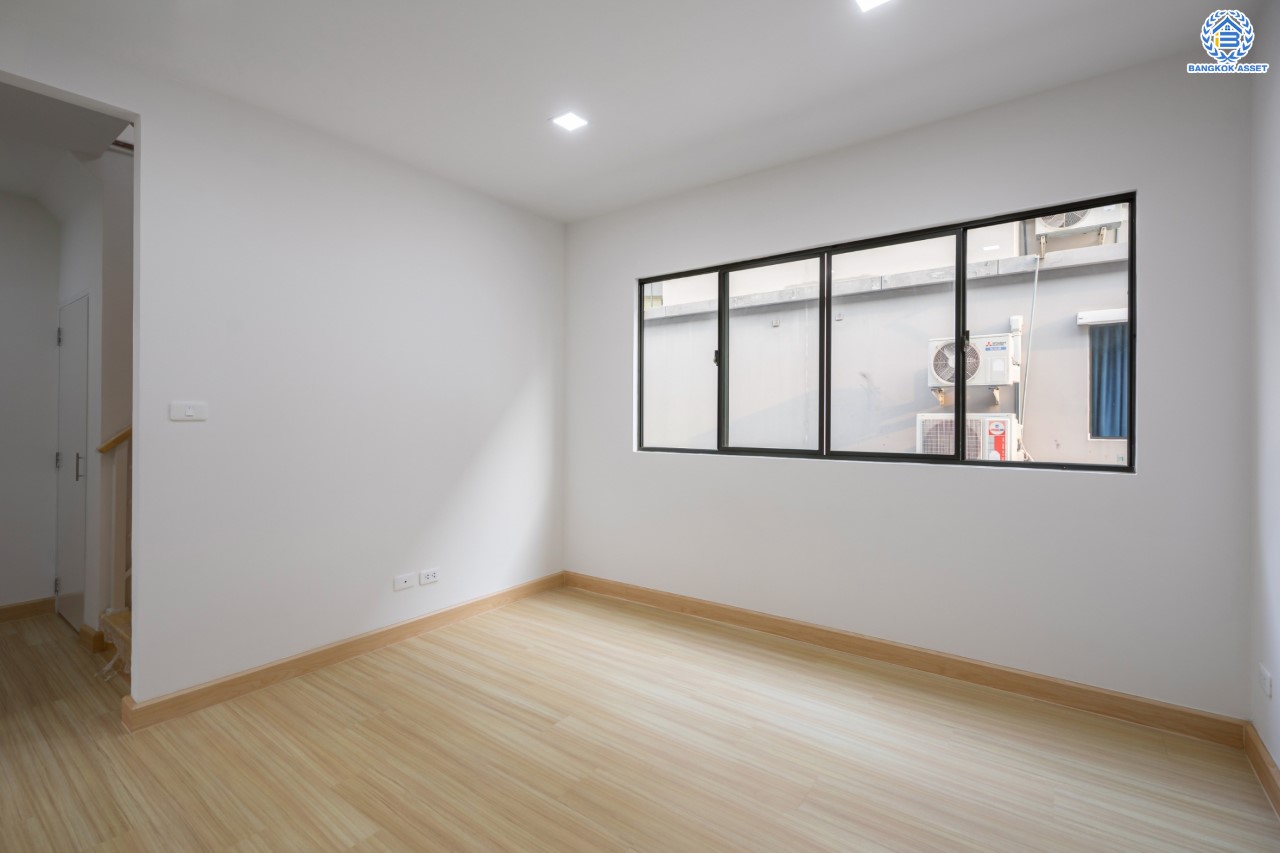 บ้านมือสองตกแต่งใหม่ ม.พฤกษาวิลล์63/2 พระราม5-นครอินทร์ ทาวน์โฮม 3 ชั้น เนื้อที่ 22 ตร.ว. ฟังก์ชัน 3 ห้องนอน 3 ห้องน้ำ จอดรถได้ 2 คัน มาพร้อมทำเลดี ใกล้สะพานพระรามห้า เดินทางสะดวกด้วยจุดขึ้นทางด่วน "ศรีรัช" และรถไฟฟ้าสายสีม่วง "สถานีแยกติวานนท์"...